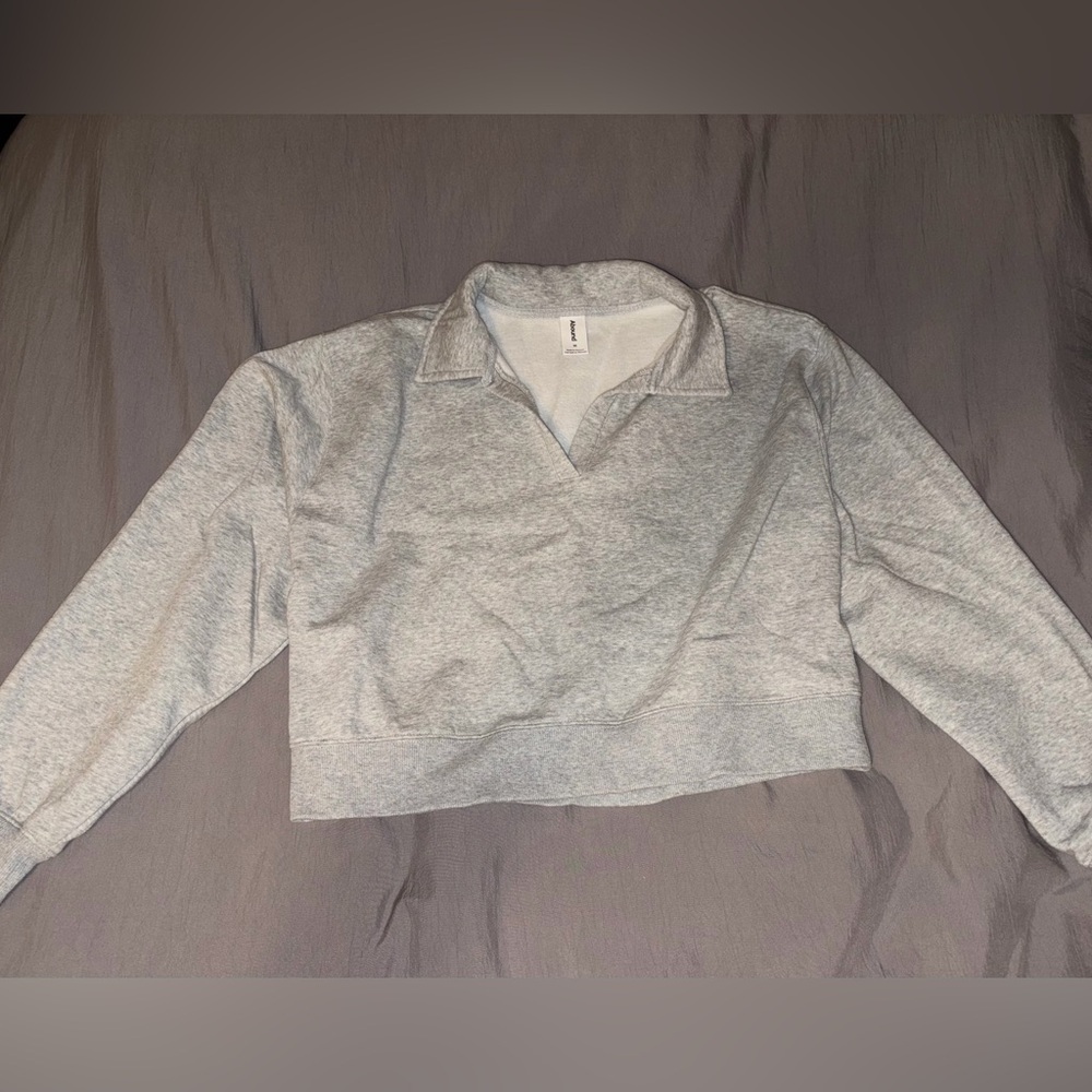 Cropped Gray Collared Sweatshirt - Picture 2 of 3